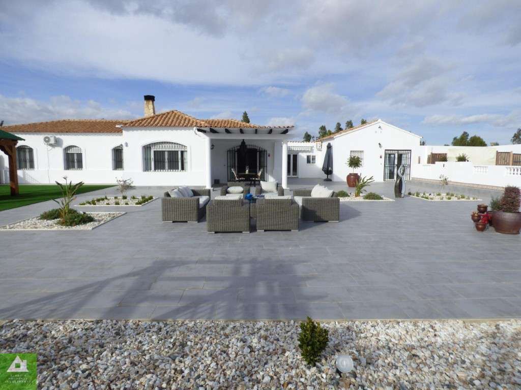 5 bedroom villa for sale in Turre