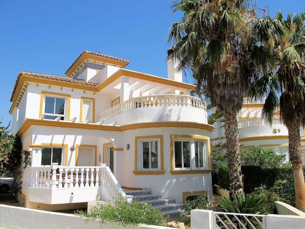 5 bedroom villa for sale in Vera playa