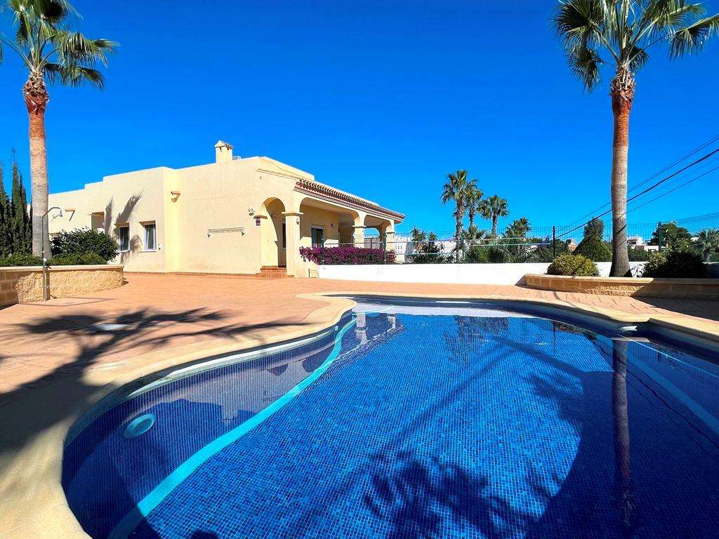 4 bedroom villa with sea views for sale in Mojacar playa