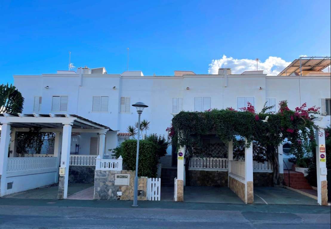 3 bedroom townhouse with roof terrace in Puerto Rey Vera playa