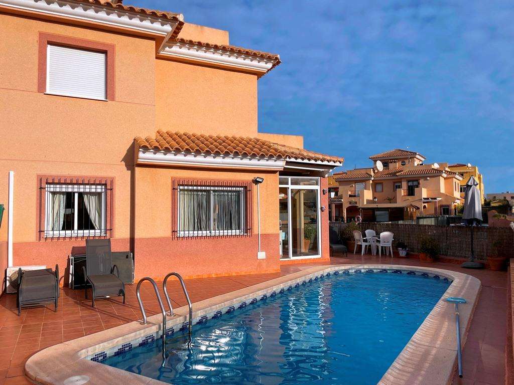 3 bedroom corner townhouse with private pool for sale in Los Gallardos