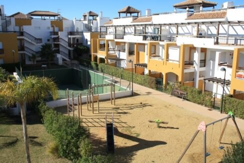 23.pista de padel y zona de uegos